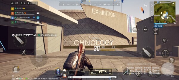 세련된 건축물과 부드러운 캐릭터 모션