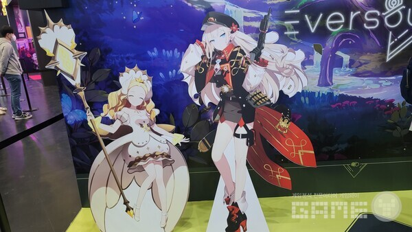 에버소울 캐릭터들과 사진 촬영 