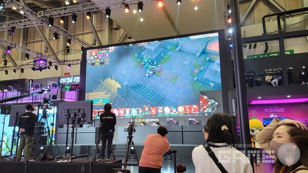이터널 리턴 경기가 진행되는 카카오게임즈 메인 부스