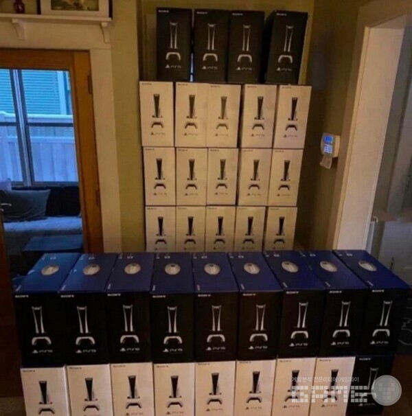 쌓여 있는 플레이스테이션 박스들