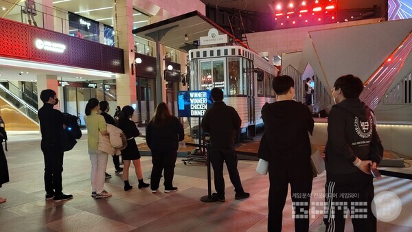 경기를 지켜보는 지나가는 관객들