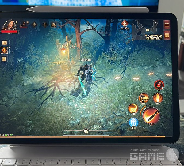 아이패드로 플레이하는 사진을 올린 트위터 이용자