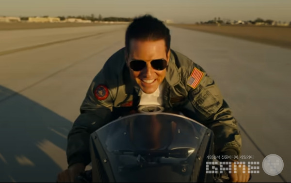 톰크루즈 주연 영화 탑건의 한 장 면, 사진=공식 트레일러 갈무리
