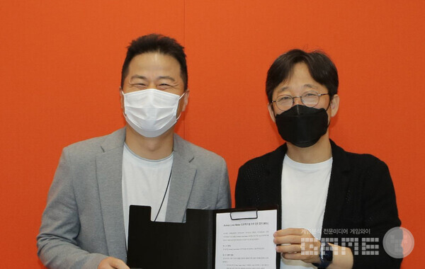 강문철 라이징윙스 부사장(왼쪽)과 심인섭 라이프 대표(오른쪽)가 10일 서울 강남구 라이징윙스 사옥에서 진행된 협약식에서 기념 사진을 촬영하고 있다. 사진=라이징웍스