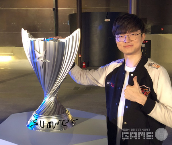 우승 트로피를 쥔 페이커, 사진=페이커 페이스북