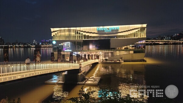 밤이 늦어서야 끝난  VOA행사장, 야경이 아름다운 서울웨이브아트센터, 사진=게임와이 촬영
