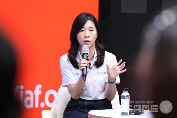 위메이드 이미경 NFT 사업부 이사가 키아프 서울 2022 토크 프로그램에 참석해 NFT-DAO-ART를 주제로 담화를 하고 있다 / 위메이드