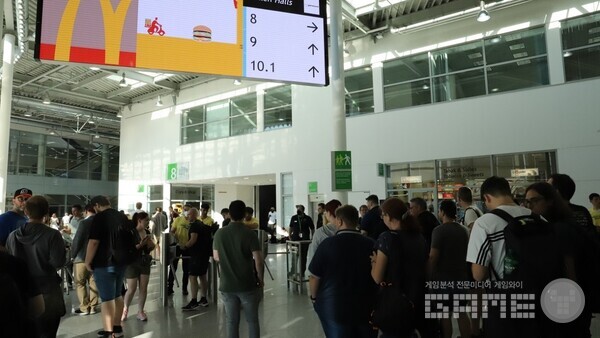 이른 아침부터 전시장 입장을 위해 대기하고 있는 관람객들 / 크래프톤