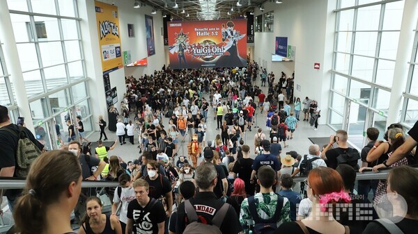 오후가 되자 관람객들로 가득 찬 쾰른 메세 전시장 / 크래프톤