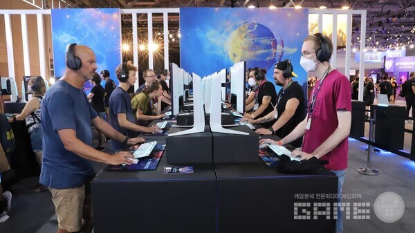 '문브레이커' 데모를 즐기고 있는 수많은 관람객들 / 크래프톤