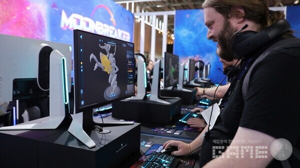 ’문브레이커’의 미니어처 도색 작업에 열중하고 있는 관람객 / 크래프톤