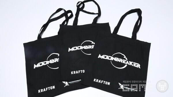 관람객들에게 증정된 '문브레이커' 토트백 / 크래프톤