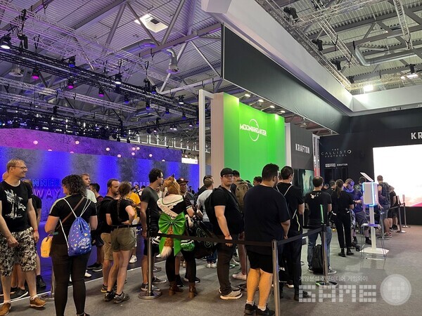 ’칼리스토 프로토콜’의 공포체험을 위해 대기하고 있는 관람객들 / 크래프톤