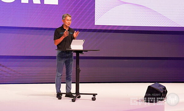  '토큰2049' 행사에서 키노트를 진행 중인 장현국 대표 /위메이드