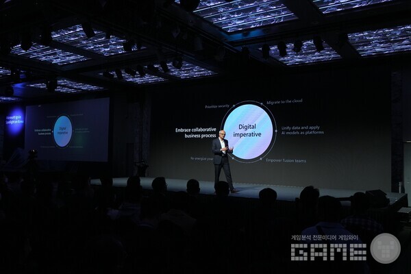 사티아 나델라(Satya Nadella) 마이크로소프트 CEO 겸 이사회 의장이 15일 ‘마이크로소프트 이그나이트 스포트라이트 온 코리아(Microsoft Ignite Spotlight on Korea)’ 컨퍼런스에서 기조연설을 하고 있다