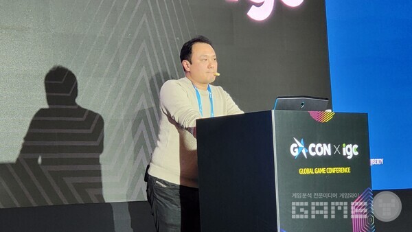 무대에 오른 안종욱 PD / 게임와이 촬영