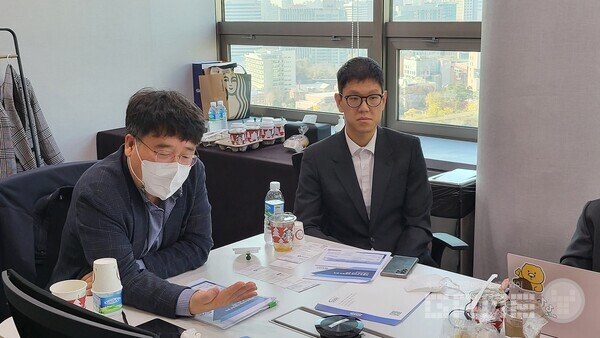 질문에 대답하는 중 / 게임와이 촬영