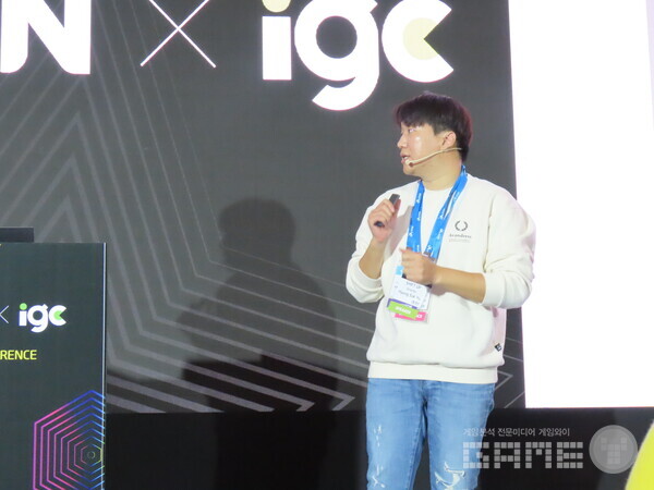 강연중인 유형석 시프트업 디텍터 / 게임와이 촬영