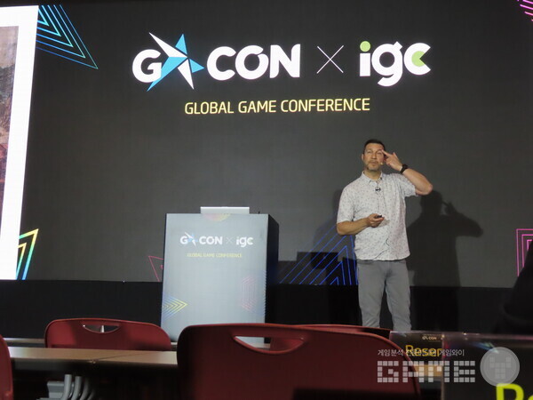 기조 강연중인 스티브 파푸시스 CDO / 게임와이 촬영