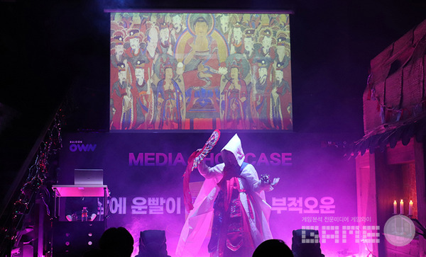 굿 퍼포먼스를 선보이는 무속인 /인피니티어스