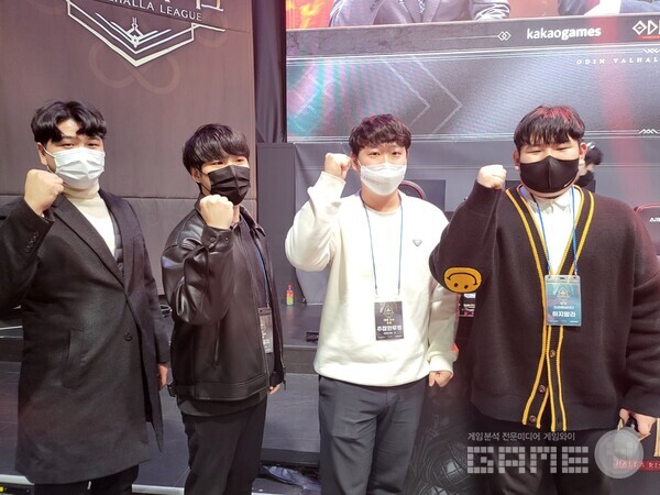 팀원들과 함께 우승 후 파이팅 포즈를 취하고 있다 / 게임와이 촬영