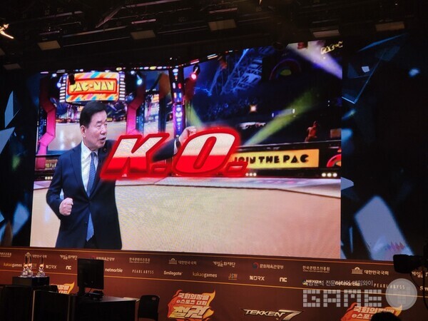 너무 잘 만든 영상 때문에 현장의 많은 관람객들의 웃음소리를 들을 수 있었다 / 게임와이 촬영