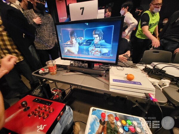 첫 대회라 세팅도 못하는 기자를 망자 선수가 정말 스윗하게 도와줬다 / 게임와이 촬영