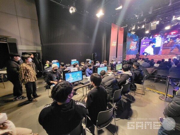 경기가 끝난 선수들은 서로 시합하며 피드백 하는 모습을 보이기도 했다 / 게임와이 촬영