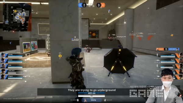 공격팀의 지하 올인 러쉬를 우산을 사용하며 막아내는 모습 / 출처 베일드 엑스퍼트 유튜브