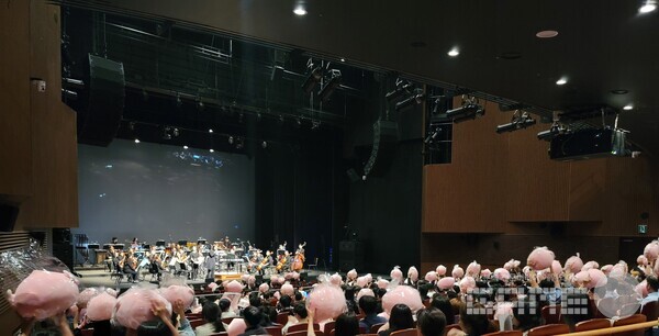 라그나로크 디 오케스트라 내 가족 단위 관객 참여 모습 /그라비티