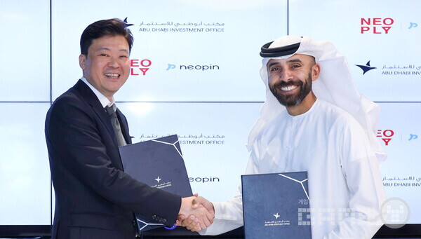 네오플라이-아부다비 투자진흥청 혁신 프로그램 날인식_(좌) 네오플라이 박진호 최고운영책임자(COO), (우) 압둘라 압둘 아지즈 알샴시 아부다비 투자 진흥청장 /네오위즈