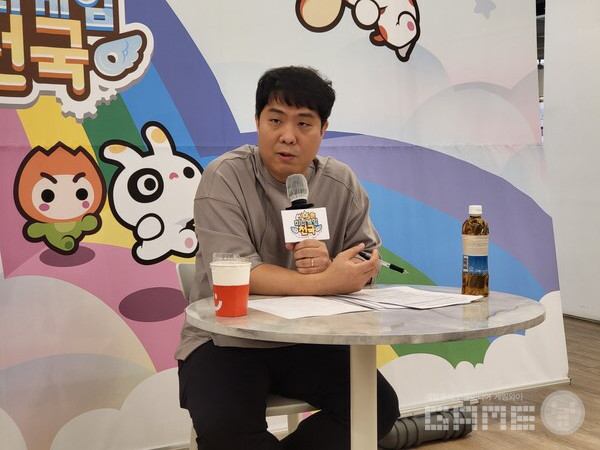 스마트폰으로 기기가 바뀌어 원작의 재미를 그대로 주는데 어려웠다고 말했다 / 게임와이 촬영