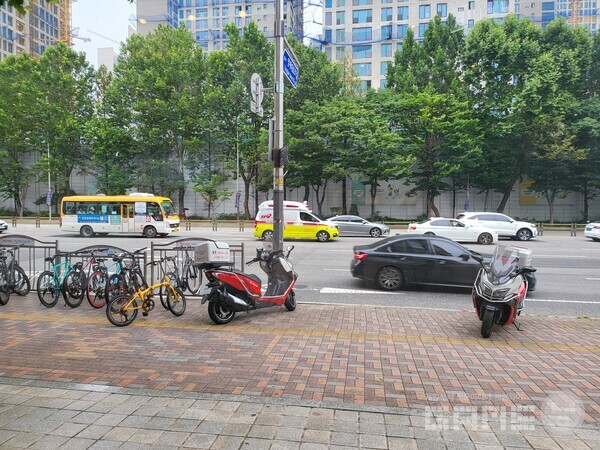 포기하고 간 카페에서도 경찰특공대, 119, 소방차가 지나가는 모습을 볼 수 있었다 / 게임와이 촬영