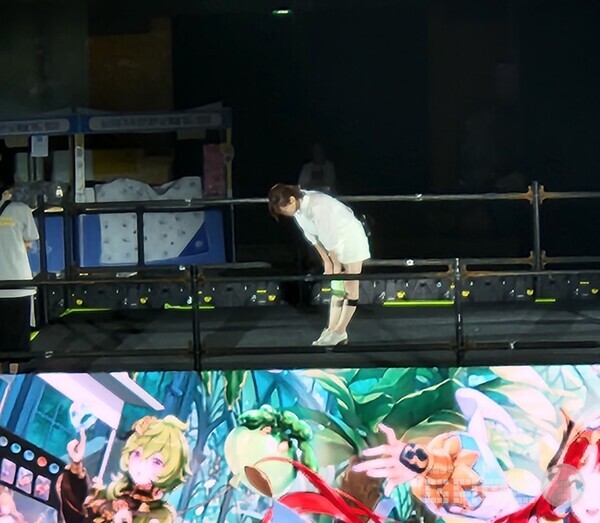 황란 지사장이 울먹이면서 죄송하다는 말을 하며, 현장 사람들에게 진심어린 사과를 전했다 / 게임와이 촬영