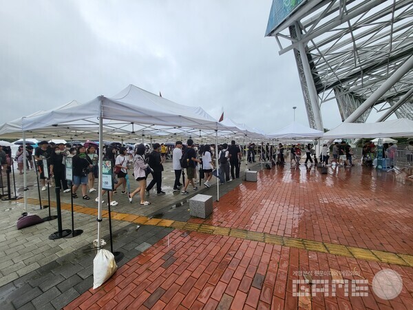걱정은 기우였구나! 도착하자마자 많은 사람들이 대기하는 것을 볼 수 있었다 / 게임와이 촬영