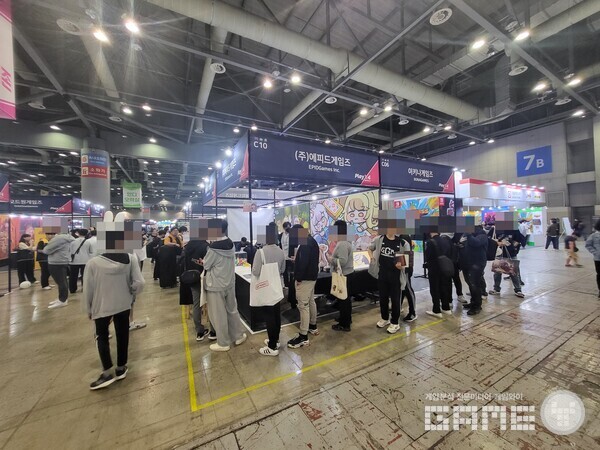 PlayX4 당시 에피드게임즈의 부스, 오픈이 시작됐을때인데도 대기열이 길었다 / 게임와이 촬영