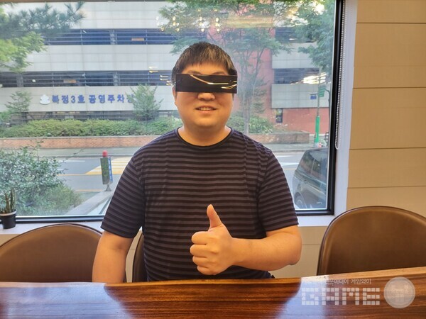 저 선글라스가 없으면 안된다고 한 컷 서비스를 받았다 / 게임와이 촬영