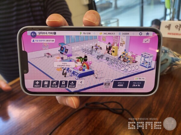 여기서는 초심을 잘 지키시는거 같은데... 지난번 보다 늘어난 트로피가 보인다 / 게임와이 촬영 