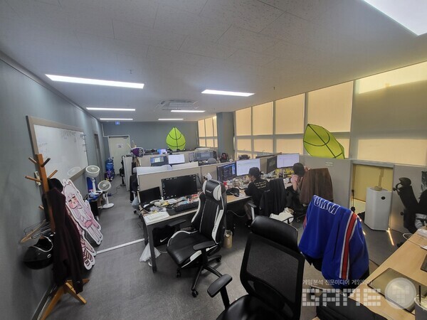 에피드게임즈 사무실의 모습, 사진 촬영때문에 직원들이 잠시 피난가셨다 / 게임와이 촬영