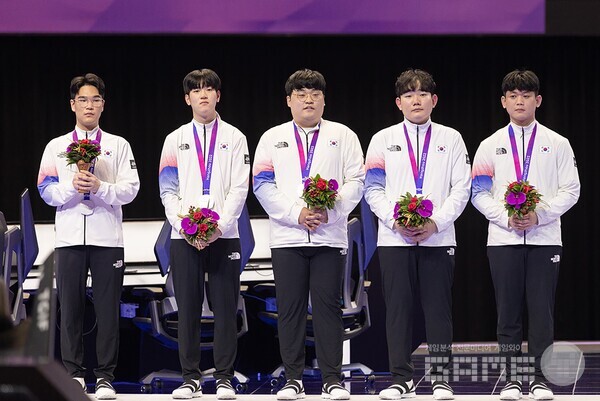 제19회 항저우 아시안게임 배틀그라운드 모바일 대한민국 대표팀이 시상식에서 은메달을 수여받았다. (왼쪽부터 ’스포르타’ 김성현 선수, ’씨재’ 최영재 선수, ’파비안’ 박상철 선수, ’비니’ 권순빈 선수, ’티지’ 김동현 선수) /크래프톤