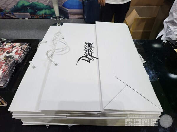 레바 그림이 그려진 쇼핑백도 준비되어 있다 / 게임와이 촬영