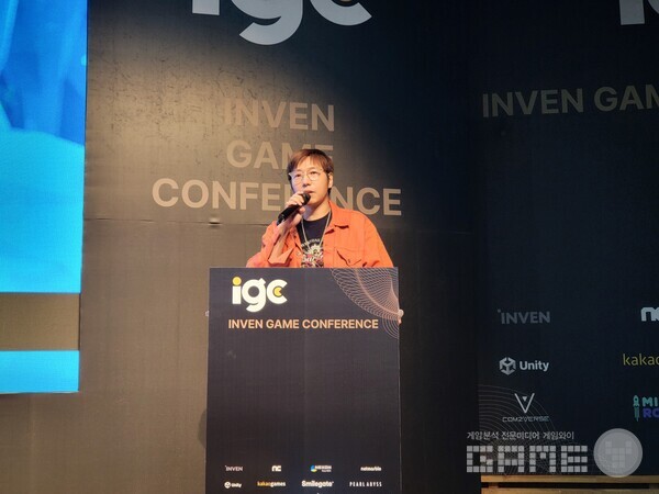 출시 이후 첫 공식적인 자리라고 말하며 데이브 더 다이버의 개발 과정에 대해 설명하는 황재호 데이브 디렉터/ 게임와이 촬영