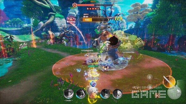 이용자들과 함께 쓰러트리게 되는 필드보스 휘비고. 범위 공격은 협력기로 캔슬 가능! / 엔씨 제공