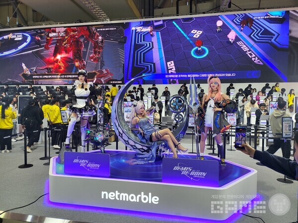 이용자들이 입장하는 시간에 맞춰 코스프레 무대가 진행됐다 / 게임와이 촬영