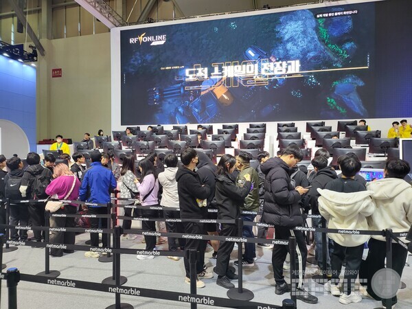 추억의 RF 온라인을 떠올려 부스에 방문한 이용자들도 많았다 / 게임와이 촬영