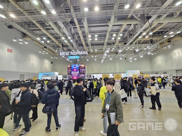 멀리서 봐도 뉴노멀소프트에 많은 인파가 몰린 것을 알 수 있다. /게임와이 촬영