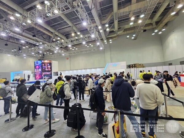 시연 부스 줄과, 경품을 타기 위한 줄, 경기를 하기 위한 줄이 구분되어 있다 /게임와이 촬영