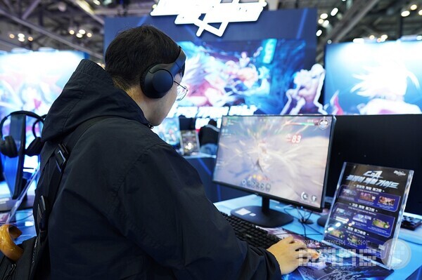 뉴버스 신작 액션 MMORPG 아틀란의 크리스탈 지스타 2023 부스 시연대와 코스플레이