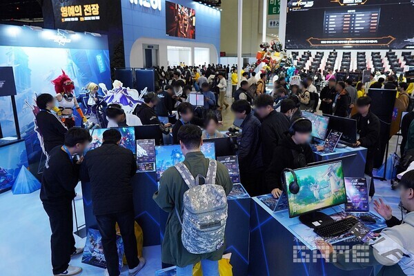 뉴버스 신작 액션 MMORPG 아틀란의 크리스탈 지스타 2023 부스 시연대와 코스플레이