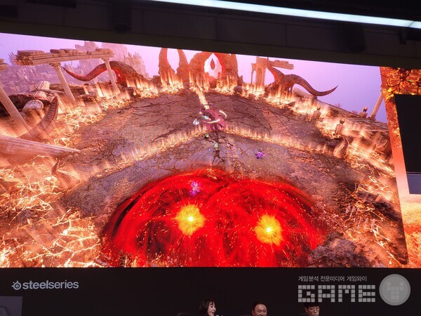 빨간색 표시가 있는 이용자는 후방으로 이동한 다음 돌아와야 한다 / 게임와이 촬영